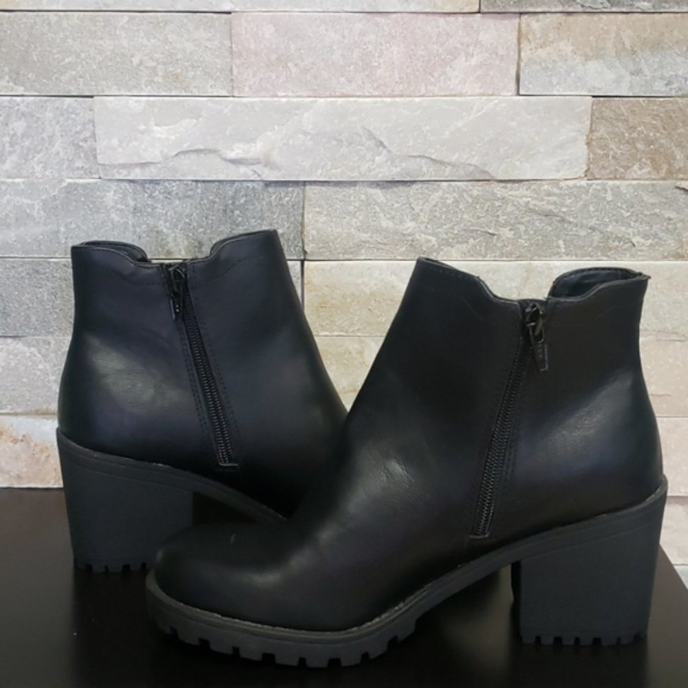 American Rag Women's Morghan Chelsea Boots - Picture 2 of 6